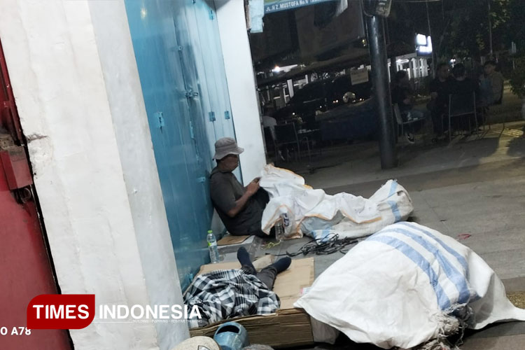 Beberapa tuna wisma di kawasan pedestrian Pusat Kota Tasikmalaya saat berbenah untuk istirahat, foto diambil beberapa hari yang lalu. (FOTO: Harniwan Obech/TIMES Indonesia)