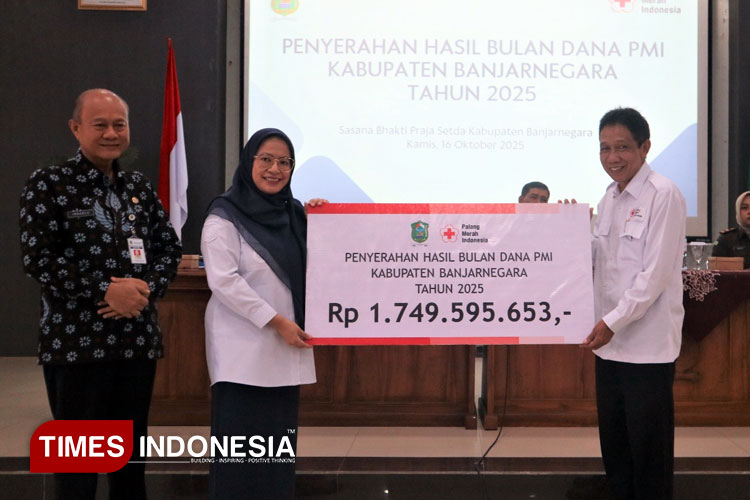Bupati Banjarnegara dr Amalia Desiana serahkan hasil bulan dana PMI Banjarnegara Tahun 2025. (FOTO: Humas PMI Banjarnegara For TIMES Indonesia)