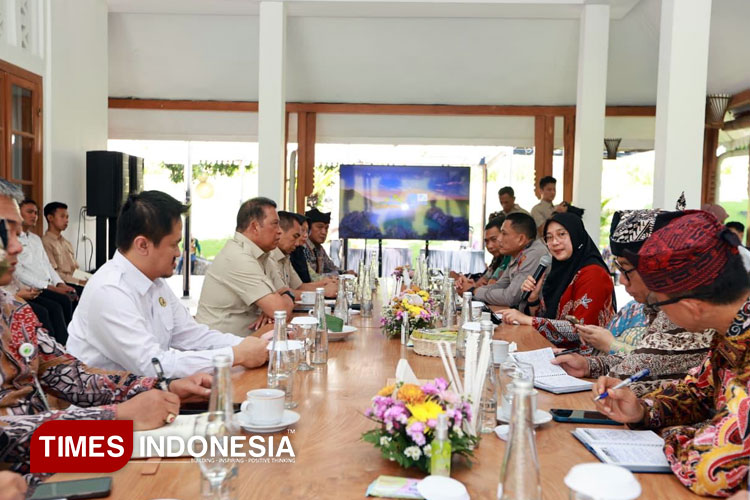 Deputi Bidang Pemantauan dan Pengawasan BGN, Letjen TNI (Purn) Dadang Hendra Yudha saat bertemu Bupati Banyuwangi Ipuk Fiestiandani. (Foto: Humas Pemkab for TIMES Indonesia)