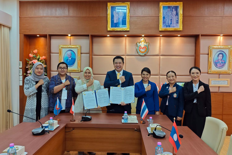 Dari kiri: perwakilan UPNVJT, Dewi Puspa Arum, Laksmi Diana, dan Syifa Syarifah berpose bersama perwakilan SSVIT setelah penandatanganan MoU