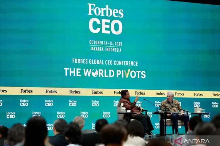 Presiden Prabowo Subianto (kiri) dan Pemimpin Utama Grup Forbes Steve Forbes (kanan) berdialog dalam sesi puncak Forbes Global CEO Conference 2025 di Jakarta, Rabu (15/10/2025). (FOTO: ANTARA/HO-Tim Media Presiden Prabowo Subianto)