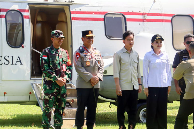 Wakil Presiden Republik Indonesia, Gibran Rakabuming Raka didampingi Waris Agono, M.Si., Gubernur Maluku Utara Sherly Tjohanda, dan Pangdam XV/Pattimura Mayjen TNI Putranto Gatot Sri Handoyo. (Foto:  Polda Malut for )