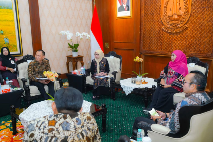 Gubernur-Khofifah-audiensi-Kepala-OJK-2.jpg
