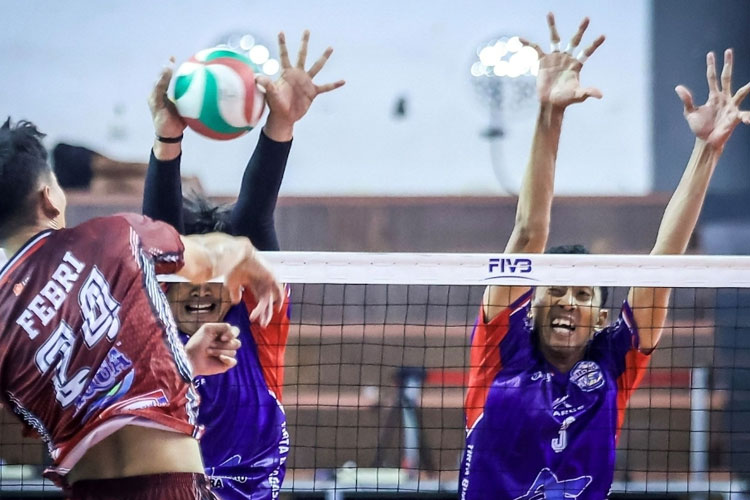 Indomaret (merah) kalahkan Perumda Tirta Bhagasasi di Final Four Livoli Divisi Utama 2025. (Foto: PBVSI)