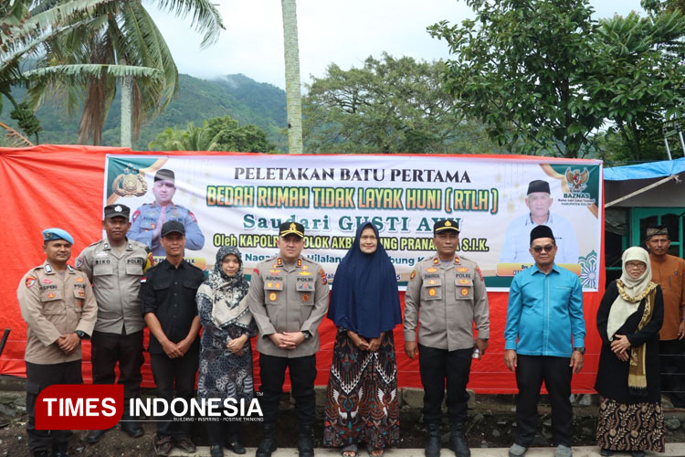Kapolres Solok AKBP Agung Pranajaya letakan batu pertama program bedah rumah tidak layak huni. (Foto: Dion/TIMES Indonesia)