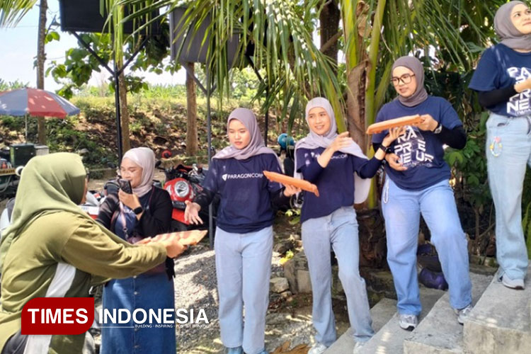 Karyawan Paragon Corp saat gotong-royong menaikkan genteng ke atap kelas di lantai dua Sekolah Luar Biasa (SLB) Al-Ikhlas Dukun Kabupaten Gresik. (Foto: Akmal/TIMES Indonesia)