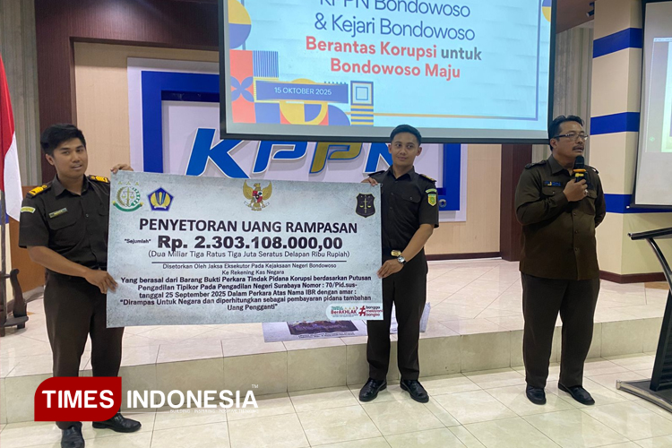 Kepala Kejaksaan Negeri Bondowoso menyerahkan langsung uang pengembalian hasil korupsi dana hibah melalui KPPN (FOTO: Dokumen Pribadi)