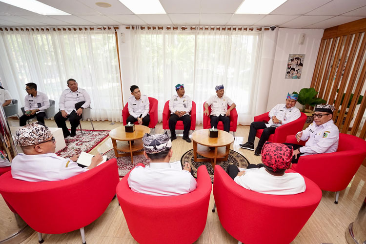 Deputi Koordinasi Bidang Keimigrasian dan Pemasyarakatan, Kemenko Kumham Imipas, I Nyoman Gede Surya Mataram saat bertemu Wakil Bupati Banyuwangi Mujiono. (Foto: Humas Pemkab for TIMES Indonesia)