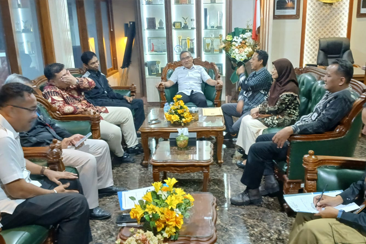 Komisioner KPU Bantul saat melakukan audensi dengan Bupati Bantul Abdul Halim Muslih di Kantor Pemkab Bantul (Foto: istimewa)