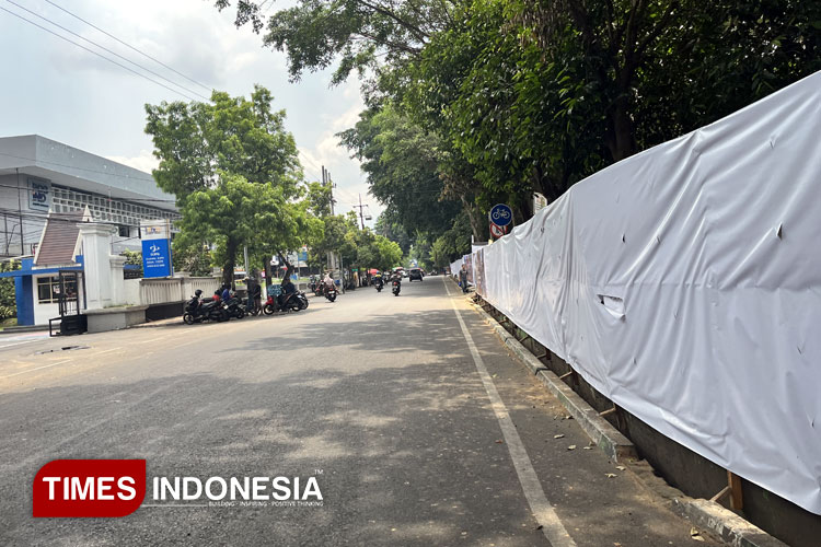Kondisi area Alun-alun Merdeka Malang yang kini sepi PKL gegara revitalisasi. (Foto: Rizky Kurniawan Pratama/TIMES Indonesia)