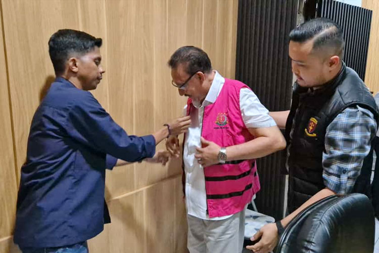 Mantan Wali Kota Kupang J.S usai menjalani pemeriksaan ditetapkan jadi tersangka oleh Kejati NTT. (FOTO: Kasi Penkum Kejati NTT NTT)