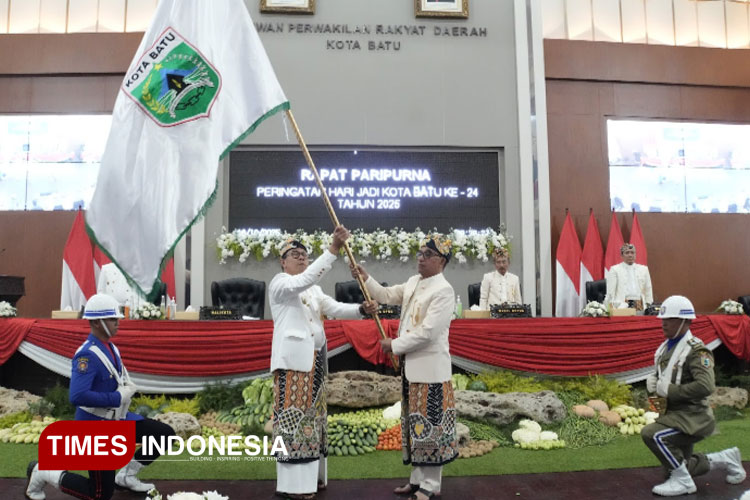 Berbagai kegiatan dilaksanakan Pemkot Batu sebagai rangkaian HUT ke 24 Kota Batu, mulai dari melaksanakan silaturahmi kepada pendahulu, ziarah makam, kirab pataka hingga Rapat Paripurna. (FOTO: Muhammad Dhani Rahman/TIMES Indonesia)