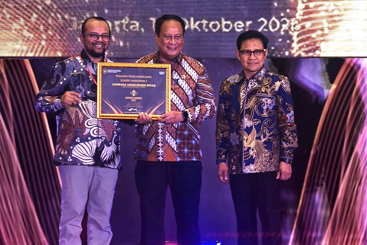 Direktur LMI Agung Wicaksono saat menerima Penghargaan Nasional dari Mandaya Awards melalui program pemberdayaan masyarakat Kampung Alpukat Gunung Kidul, Kamis (16/10/2025). (FOTO: Dok.LMI)