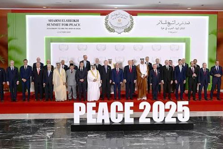 Presiden Prabowo Subianto bersama pemimpin dunia dalam KTT Mesir 2025.