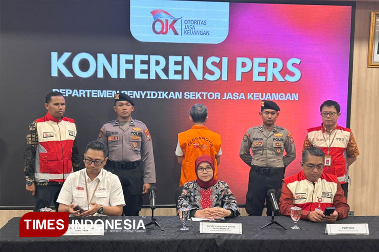 Press conference penyerahan tersangka broker asuransi ilegal di Kantor OJK Jatim, Surabaya, Kamis (16/10/2025). (FOTO: Lely Yuana/TIMES Indonesia)
