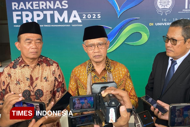 Ketum PP Muhammadiyah Prof Haedar Nashir (tengah) saat berada di UMM, Kamis (16/10/2025). (Foto: Achmad Fikyansyah/TIMES Indonesia)