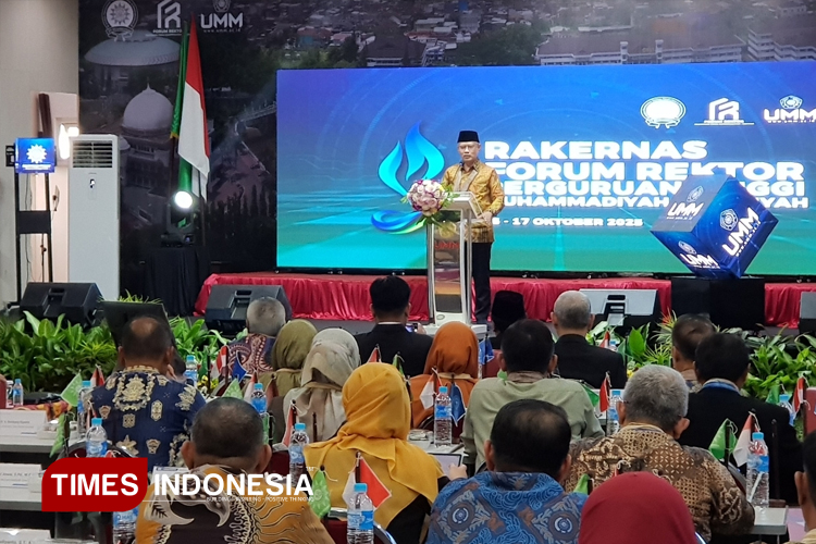 Ketum PP Muhammadiyah Prof Haedar Nashir saat memberikan sambutan dalam acara Forum Rektor PTMA di UMM, Kamis (16/10/2025). (Foto: Achmad Fikyansyah/TIMES Indonesia)