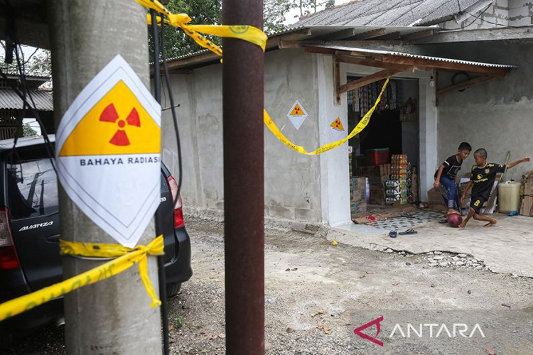 Dua anak bermain di sekitar lokasi ditemukannya cemaran Cesium-137 (Cs-137) di Kawasan Industri Modern Cikande, Kabupaten Serang, Banten, Rabu (8/10/2025). (ANTARA FOTO/Angga Budhiyanto)