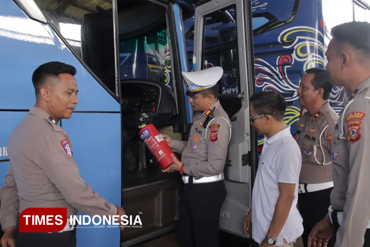 Satlantas Polres Majalengka melakukan Ramp Check di PO Bus. (FOTO: Jaja Sumarja/TIMES Indonesia)