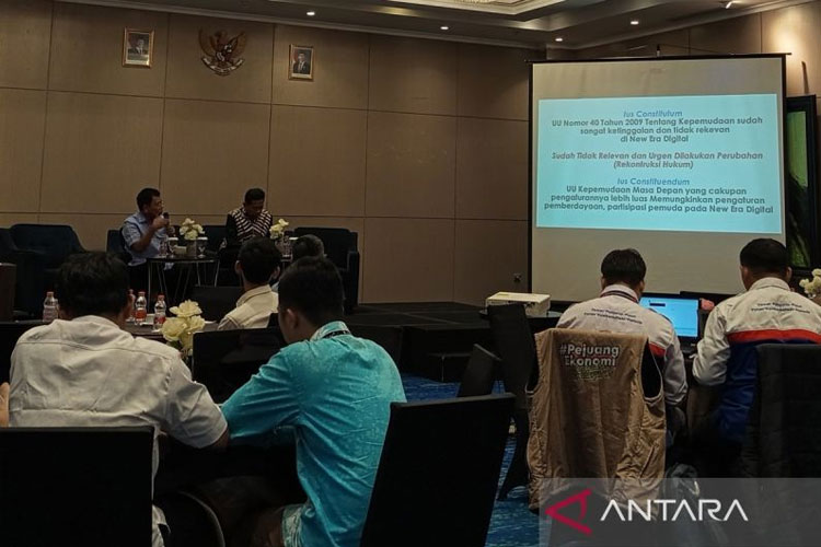 Kegiatan Rapat Serap Aspirasi Revisi UU No. 40 Tahun 2009 Tentang Kepemudaan, bersama pemerhati pemuda dan praktisi media, di Jakarta, Kamis (16/10/2025). (FOTO: ANTARA/Donny Aditra)