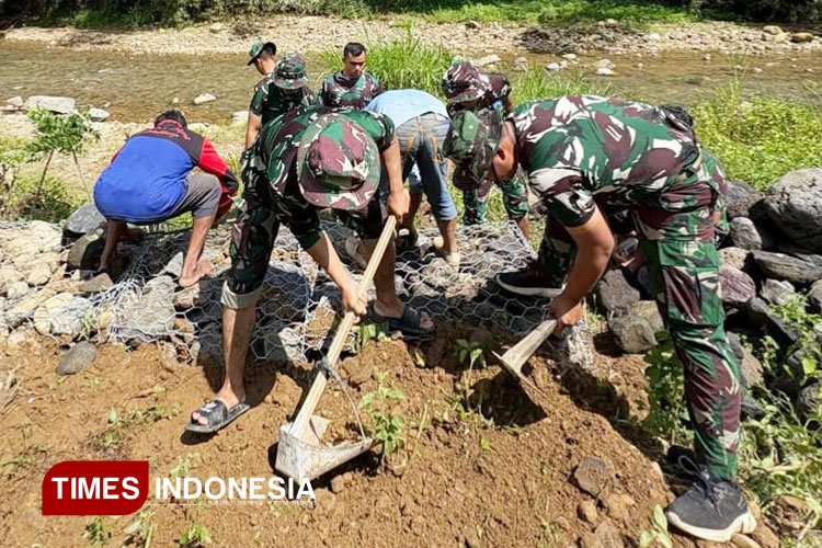 ‎Dibantu Satuan AURI, Satgas  TMMD 126 Malang dan Warga Perkuat Fondasi Tebing Sungai Lebakharjo