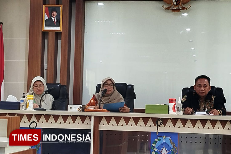 Sekretaris Dinas P3KP2KB Sleman Dra Dwi Wiharyanti, M.Si, (kiri) dalam acara Jumpa Pers di RR. Sembada Setda Pemkab. Sleman. (FOTO: A.Tulung/TIMES Indonesia)