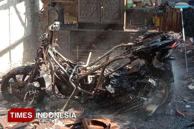 Sepeda motor nampak hangus terbakar bersama rumah warga di Comal Pemalang, petugas Damkar bersama TNI memadamkan api. (Foto: Ragil/TIMES Indonesia)