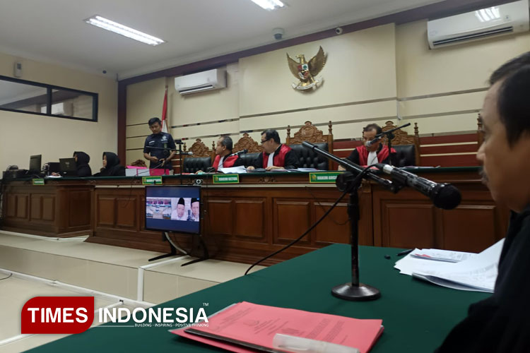 Sidang perdana kasus dugaan korupsi proyek kolam renang Desa Sukosari, Dagangan digelar di Pengadilan Tipikor Surabaya. (Foto: Tim PH/TIMESIndonesia)