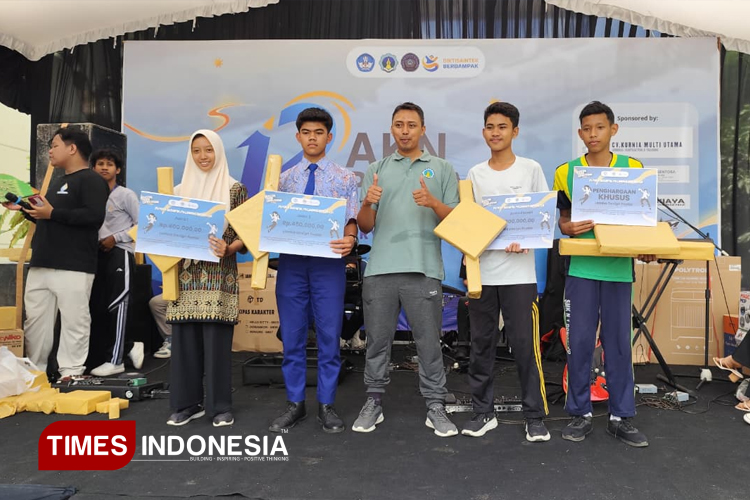 Pemuda Berkarya, Siswa SMKN 1 Nawangan Raih Juara 2 Lomba Desain Poster AKN Pacitan 2025