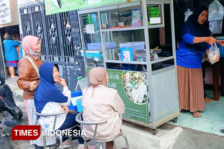 Suasana di warung nasi Empok Kepanjen, saat melayani sejumlah pembeli. (FOTO: Amin/TIMES Indonesia)