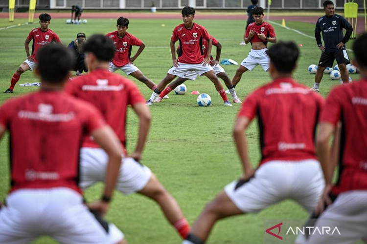 Timnas Indonesia U-17 mengikuti sesi latihan di Stadion Madya, Kompleks GBK, Senayan, Jakarta, Rabu (15/10/2025). Latihan tersebut sebagai persiapan untuk menghadapi Piala Dunia U-17 yang berlangsung di Qatar pada 3-27 November 2025. (ANTARA FOTO)