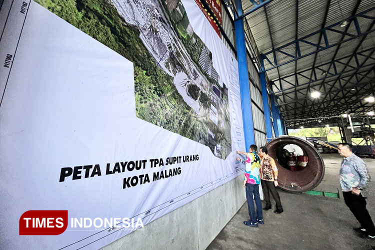 Wali Kota Malang, Wahyu Hidayat saat mendampingi Dirjen Bangda melihat layout TPA Supiturang. (FOTO: Rizky Kurniawan Pratama/TIMES Indonesia)