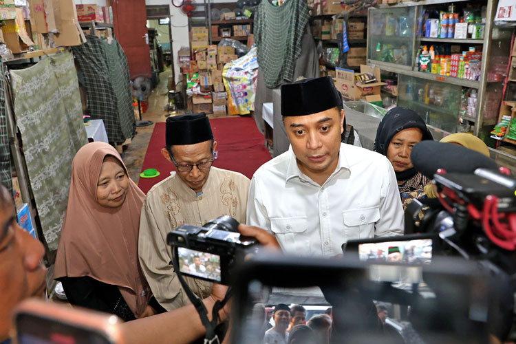 Wali Kota Surabaya Eri Cahyadi saat ditemui usai takziah ke salah satu korban Ponpes Al Khoziny, beberapa waktu lalu. (FOTO: Humas Pemkot Surabaya)