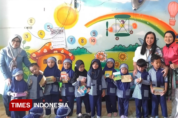 berfoto-bersama-dengan-anak-anak.jpg