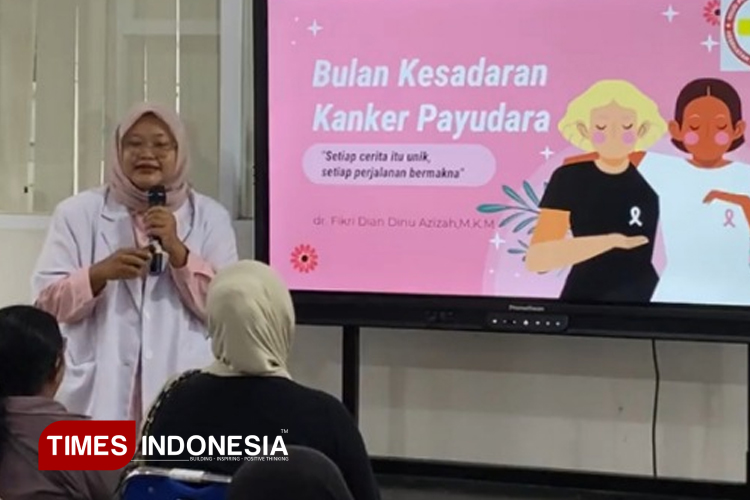 dr Fikri Dian Dinu Azizah dokter umum RSUD Pandega Pangandaran saat menjelaskan bahaya kanker Payudara. (Foto : Acep Rifki Padilah/TIMES Indonesia)