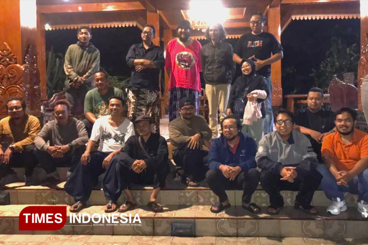 Para pegiat seni Blitar berfoto bersama usai berdiskusi di Kanigoro. (FOTO: Ardana Pramayoga/TIMES Indonesia)
