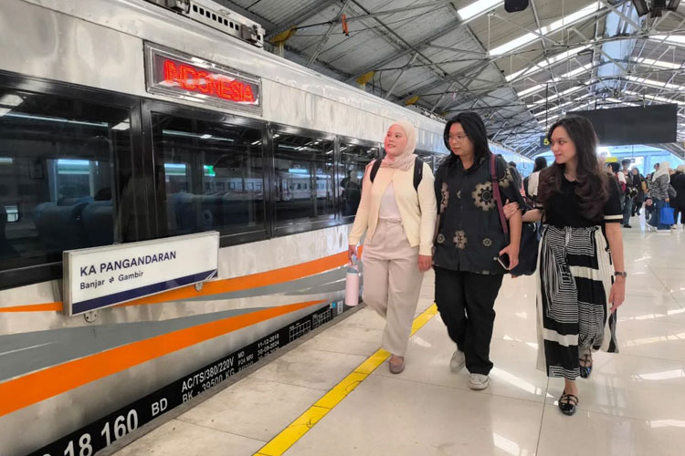 Calon penumpang kereta di stasiun. (Foto: KAI.id)