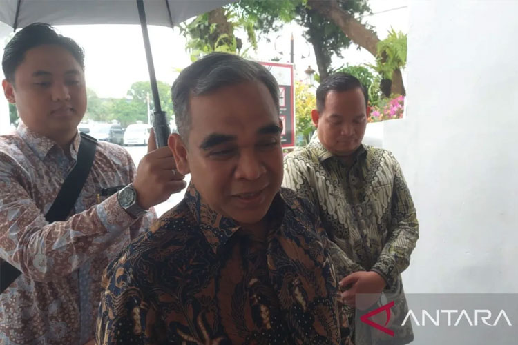 Ketua MPR RI Ahmad Muzani memberikan keterangan di Istana Kepresidenan Jakarta, Jumat (17/10/2025). (FOTO: ANTARA)
