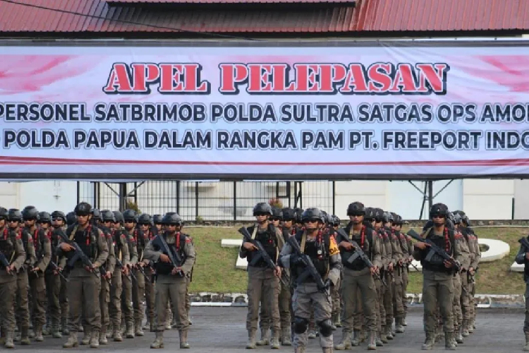Personel Sat Brimob Polda Sultra yang akan dikirim ke Papua dalam rangka pengamanan objek vital nasional. (FOTO: ANTARA/La Ode Muh Deden Saputra)