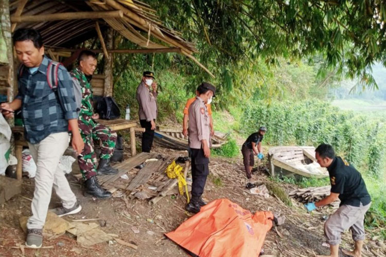 Aparat gabungan mengevakuasi mayat tanpa identitas di Sungai Citarum Cianjur. (FOTO: Istimewa)