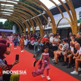 Fashion on Pedestrian Banyuwangi Batik Festival 2025 Berhasil Pikat Bule Prancis
