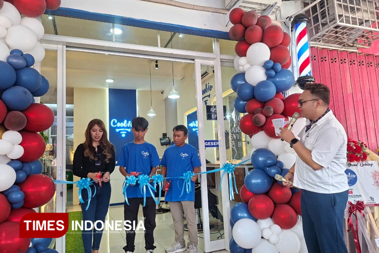 Cerita Keluarga di Malang Kembangkan Bisnis Potong Rambut untuk Pasangan