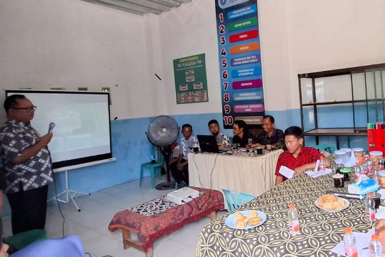 Laporan pertanggung jawaban desa oleh Kades Sukomulyo, Kecamatan Pajarakan, Probolinggo (Foto: Abdul Jalil/TIMES Indonesia)Foto2: Peninjauan Ketahanan Pangan Bumdes Sukomulyo di bidang peternakan (Foto: Abdul Jalil/TIMES Indonesia)