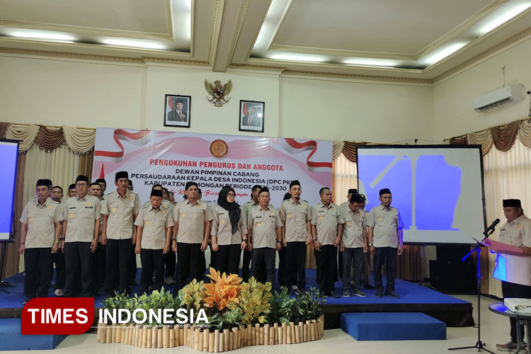 Ketua DPD PKDI Jawa Timur, Syaifullah Mahdi mengukuhkan pengurus dan anggota DPC PKDI Lamongan di Aula lantai 2 Grand Hotel Mahkota, Jumat (17/10/2010). (Foto: Moch. Nuril Huda/TIMES Indonesia)