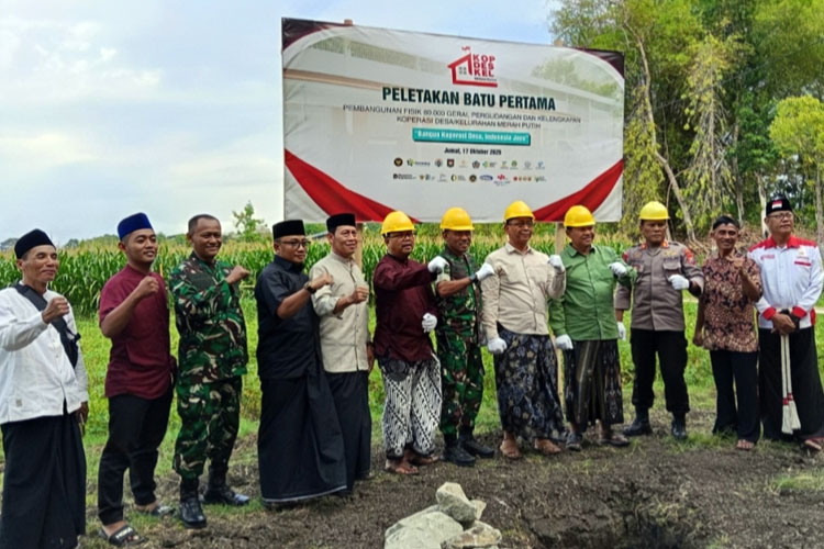 Ketua DPRD Ponorogo Dwi Agus Prayitno dan beberapa Kepala OPD Pemkab Ponorogo saat peletakan batu pertama pembangunan gerai merah putih. (Foto: Pemdes Bringinan for TIMES Indonesia)