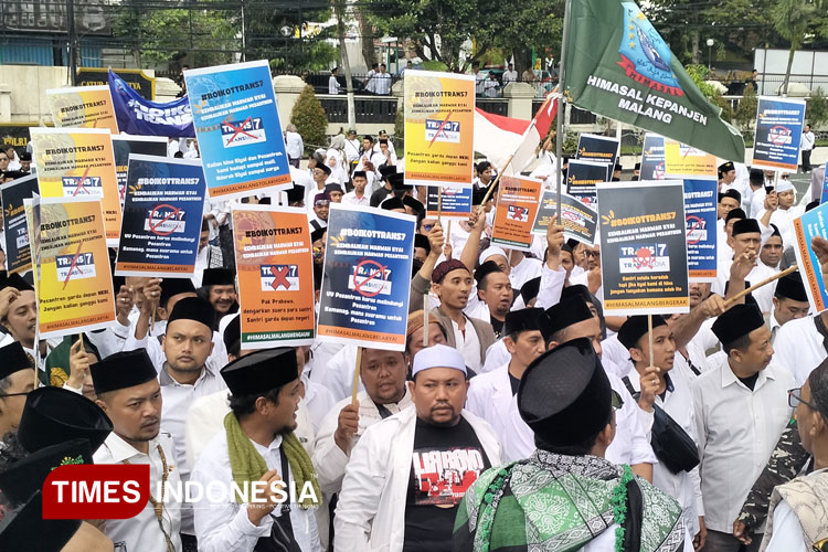 Kembali Aksi, Kiai dan Santri Datangi Polres Malang, Minta KPI dan Dewan Pers Cabut Izin Trans7