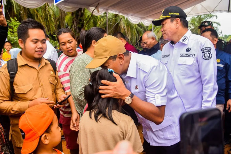 Menteri ESDM Bahlil Lahadalia meninjau langsung kegiatan produksi sumur minyak rakyat di Desa Mekar Sari Kecamatan Keluang Kabupaten Musi Banyuasin (Muba), Sumatera Selatan, Kamis (16/10/2025). (FOTO: ANTARA/HO-Kementerian ESDM)