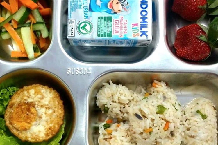 Menu MBG hari ini nasi goreng, kompak se-Indonesia (FOTO: Dok. BGN/Nanik S Deyang)