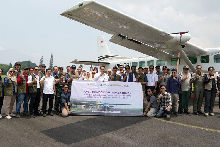 Operasi modifikasi cuaca yang dilakukan PJT 1 sebagai upaya menjaga ketahanan air di WS Brantas. (Foto: Istimewa)
