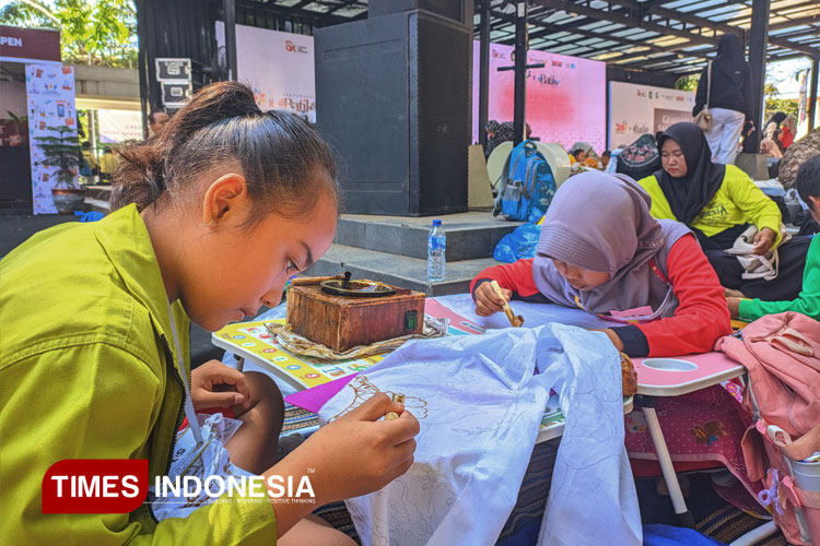 Angkat Motif Wader Kesit, Ratusan Pelajar Ikuti Lomba Mencanting di Banyuwangi Batik Festival